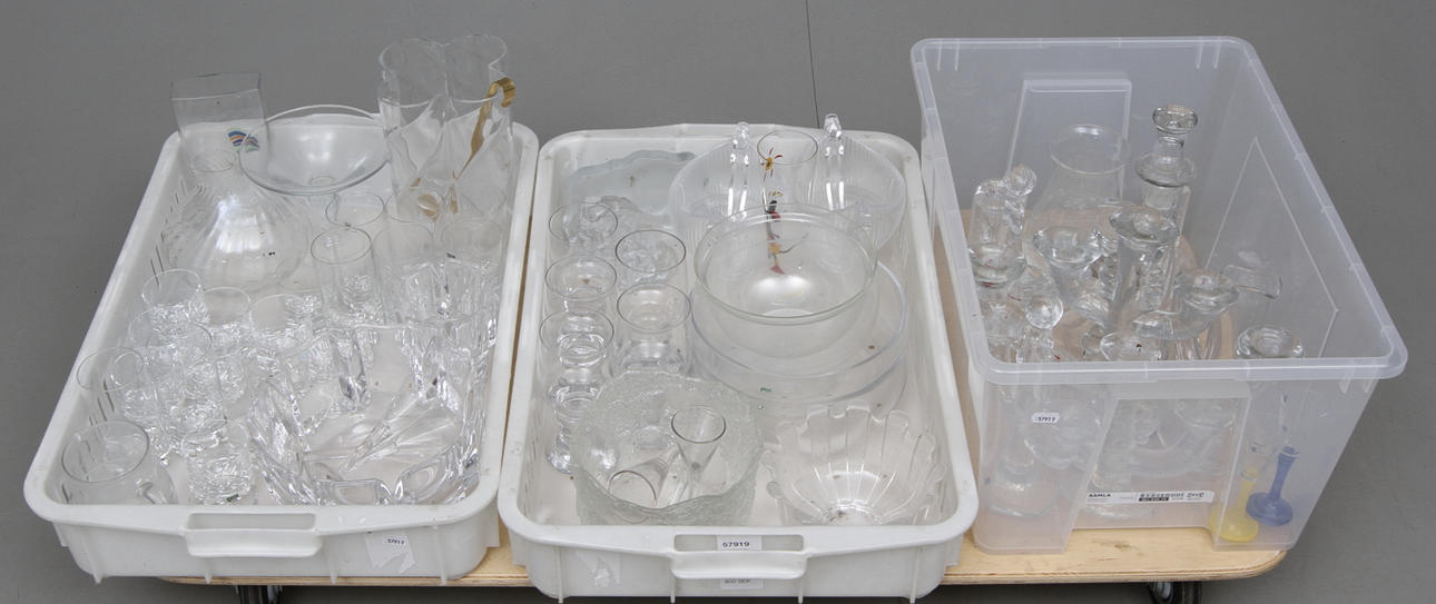 GLASFÖREMÅL, bl.a. Orrefors.