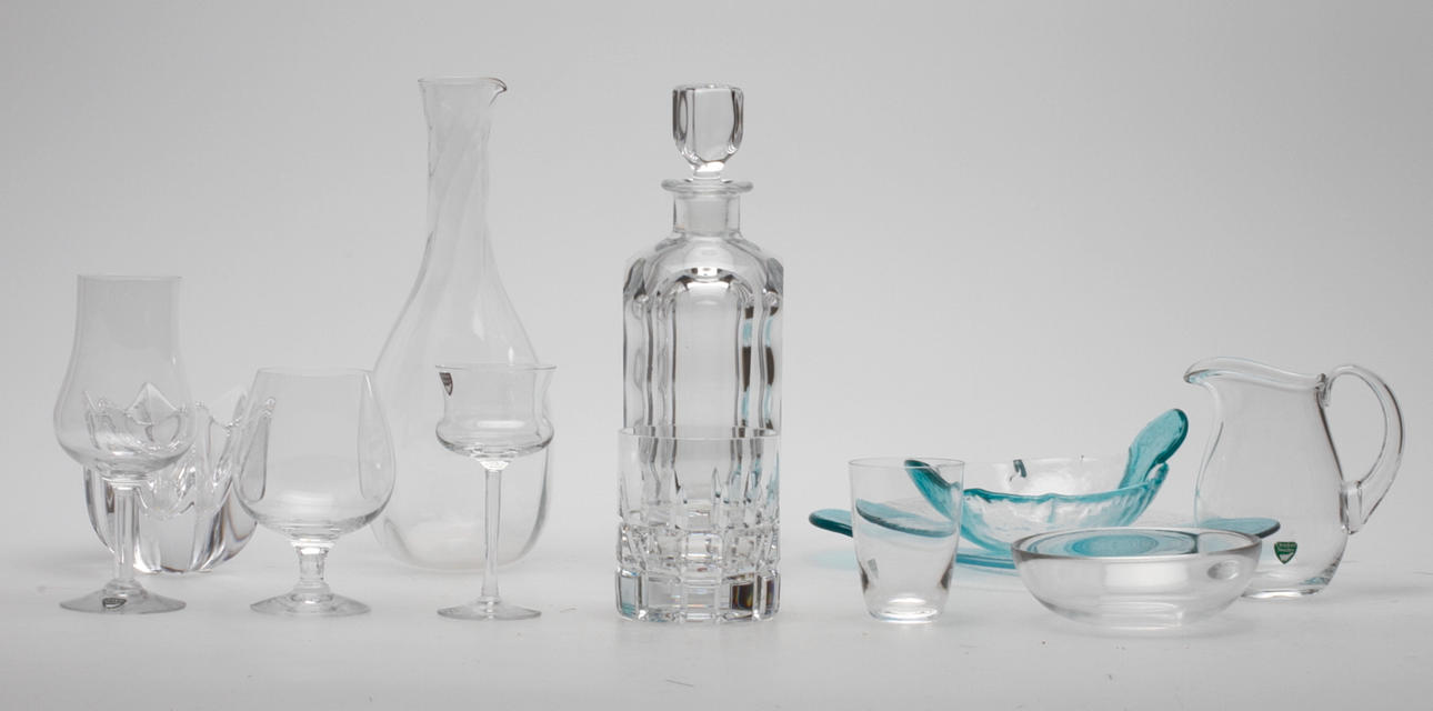 GLASFÖREMÅL, bl.a. Orrefors. Sigvard Bernadotte med mera.