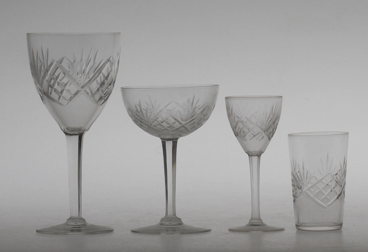 GLASSERVISDELAR, 32 delar, "Helga", 1900-tal.