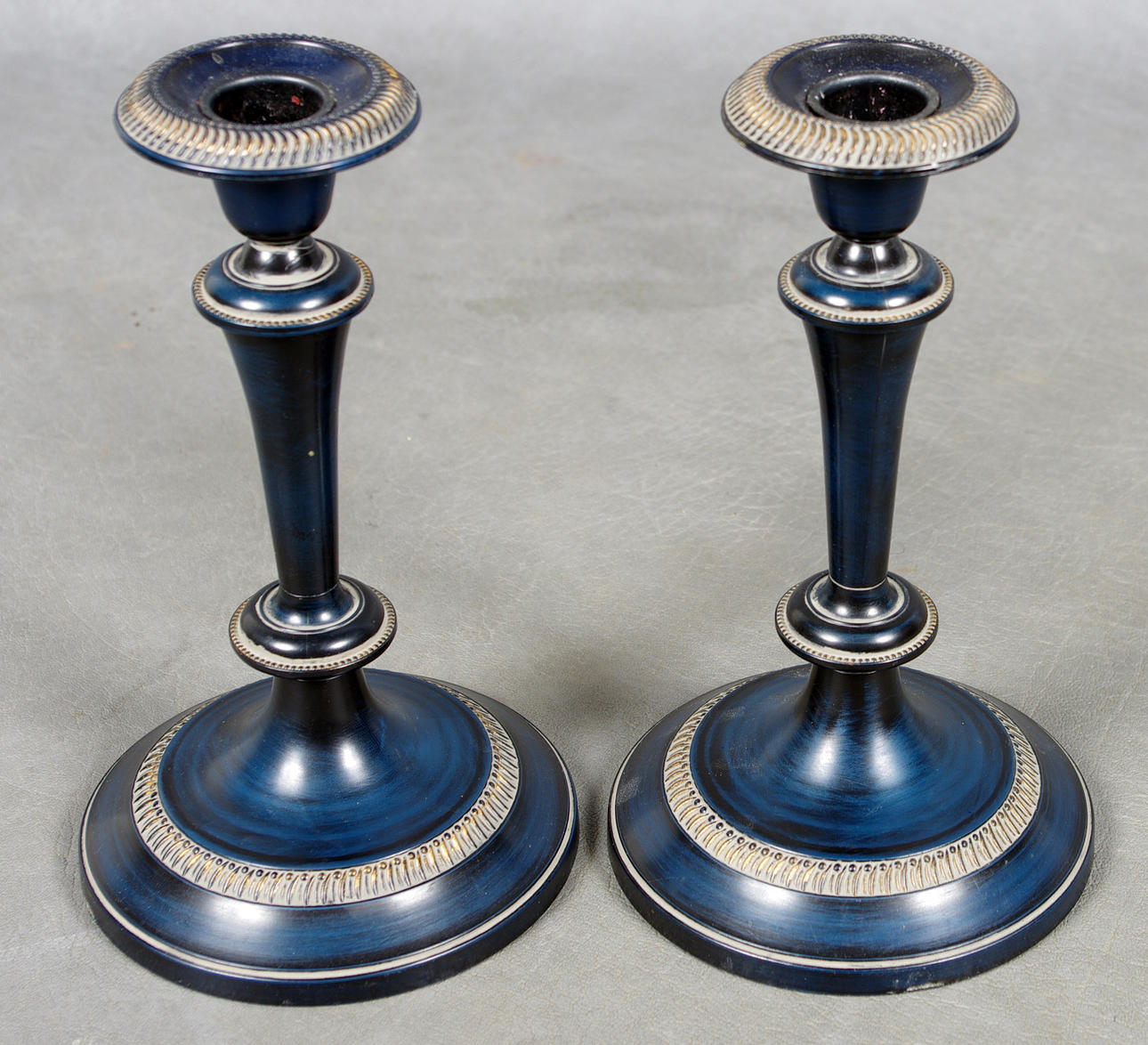 LJUSSTAKAR, 1 par, bakelit med spår av förgyllning.