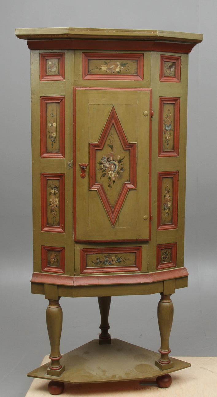 HÖRNSKÅP, allmoge, invändigt daterat 1769.