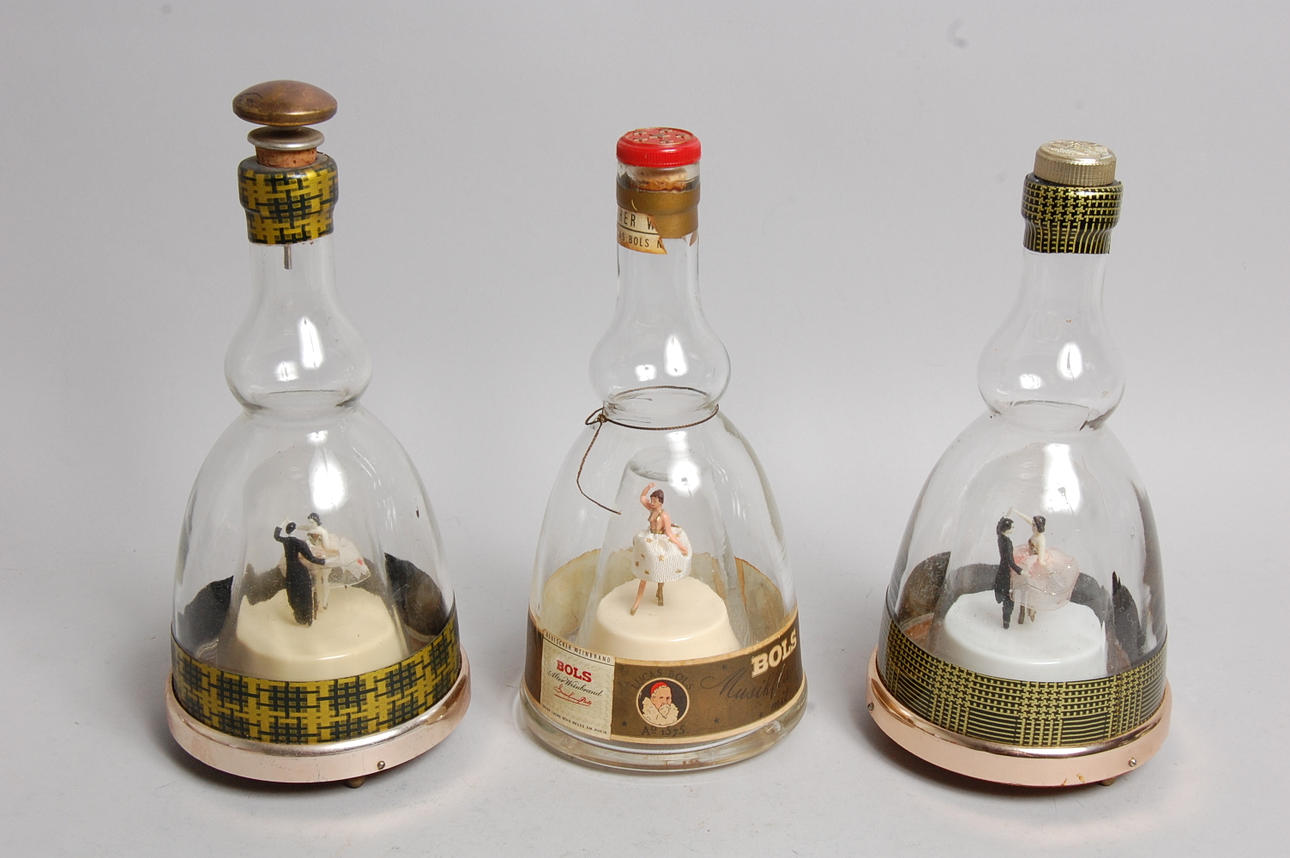 LIKÖRFLASKOR, speldosor, dansande par, 3 delar, 1950-tal.