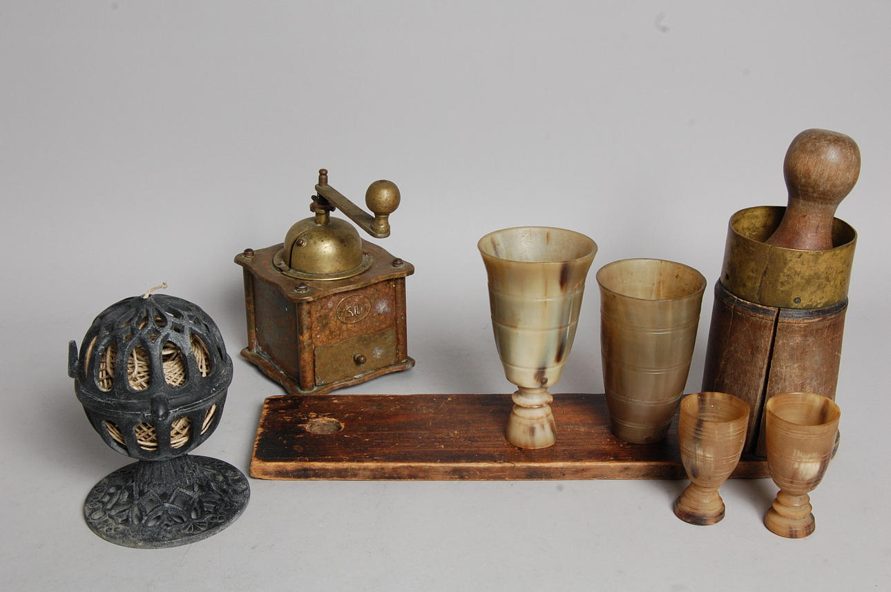 ALLMOGE, 4 delar,supkoppar,horn, kryddmortel, kaffekvarn, snörhållare.