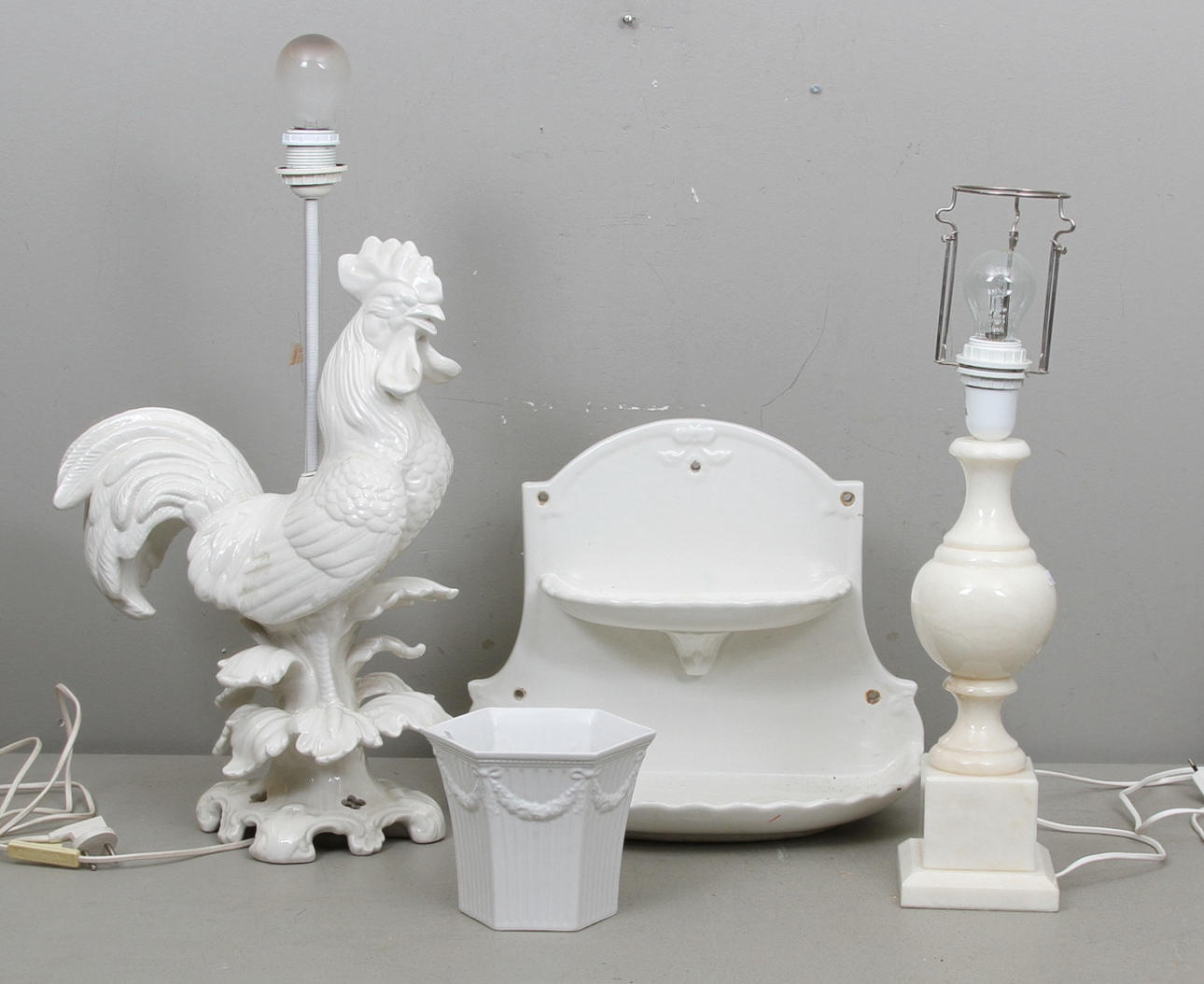 BORDLAMPOR, 2 st, samt PORSLINSHYLLA och kruka.1900-tal.