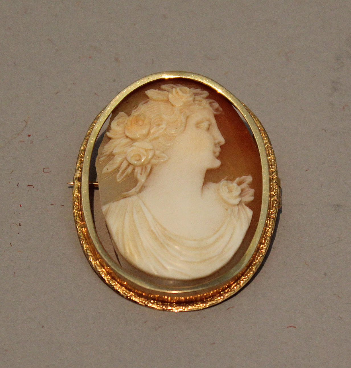 BROSCH, ram 18 k guld, 1940/50-tal, med skuren snäckskalskamé. Guldvikt 3,6 gram.