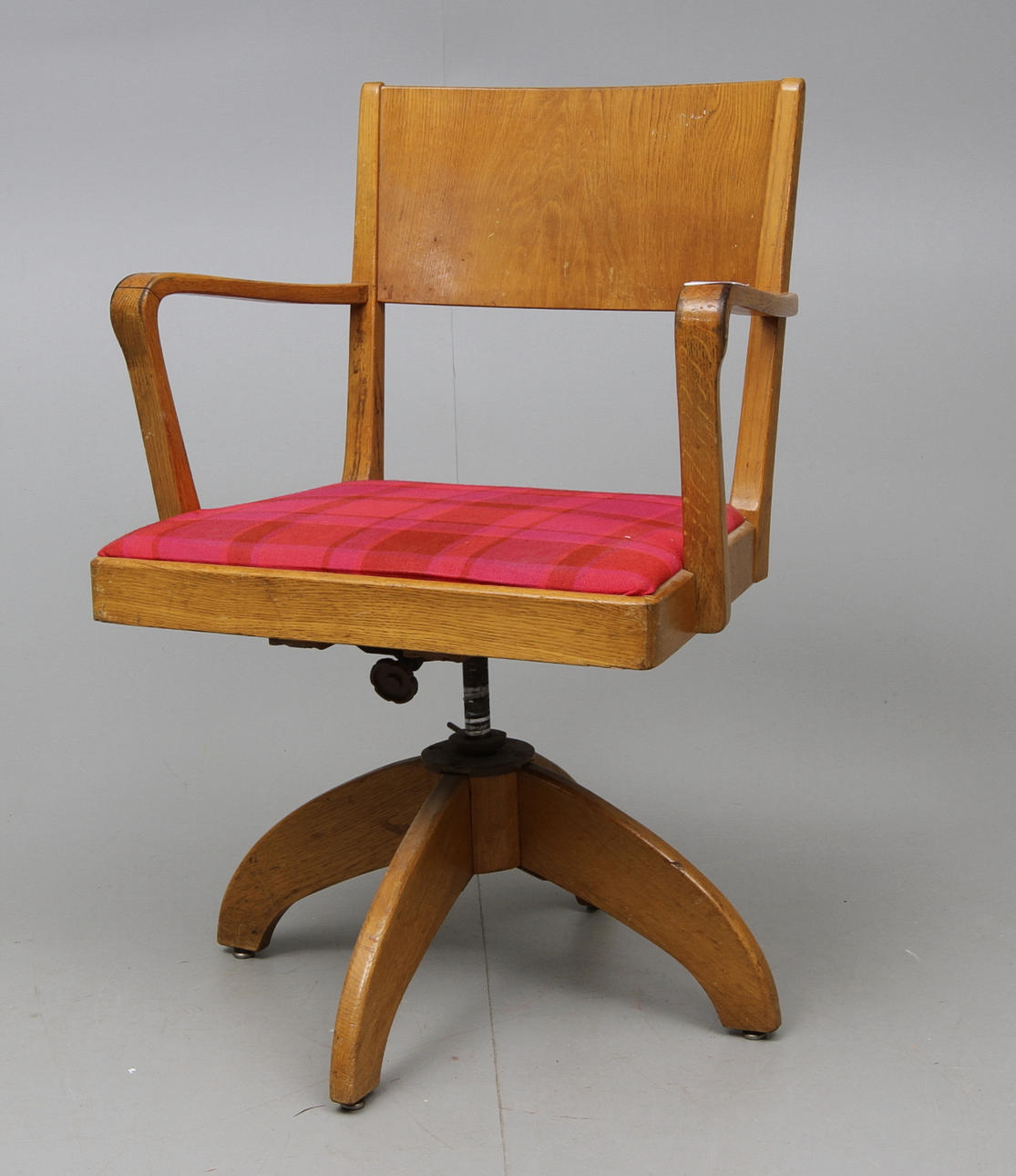 SKRIVBORDSSTOL, 1900-talets första hälft.