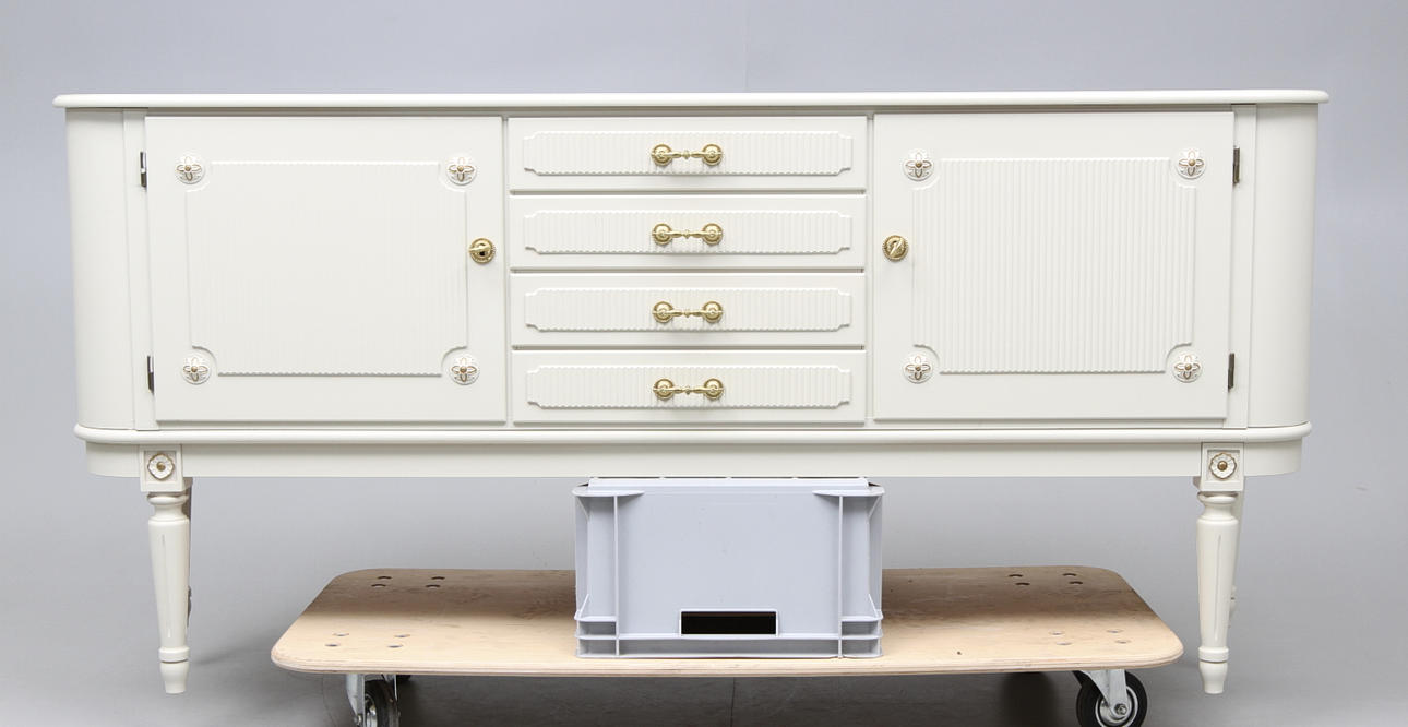 SIDEBOARD. Gustaviansk stil 1900-talets slut.