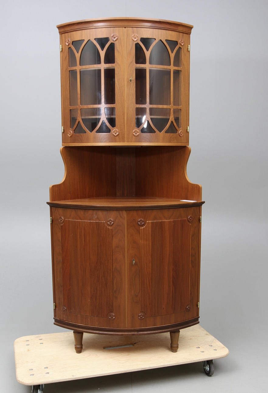 HÖRNSKÅP, valnöt, Gustaviansk stil, 1900 tal.