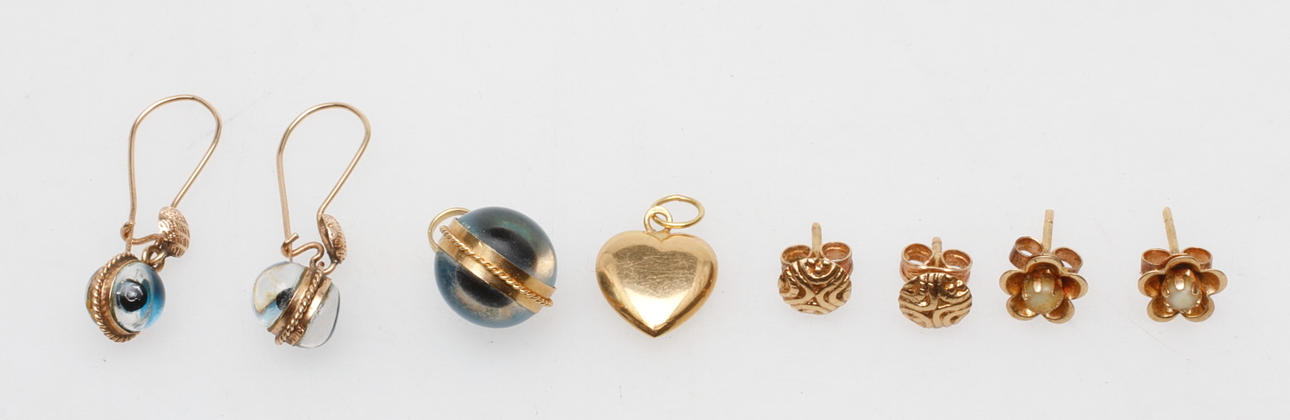 SMYCKEN, guld, 18k, 2,2 g samt 14k, 3,6 gram.