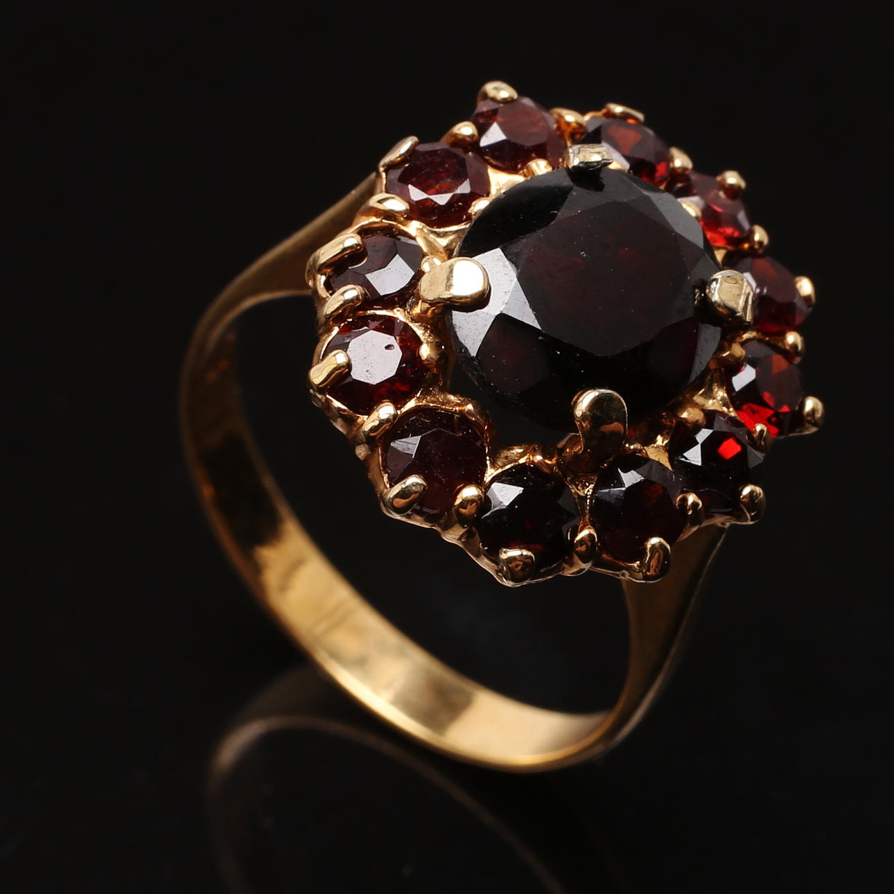 Ring in gilded silver with garnets.