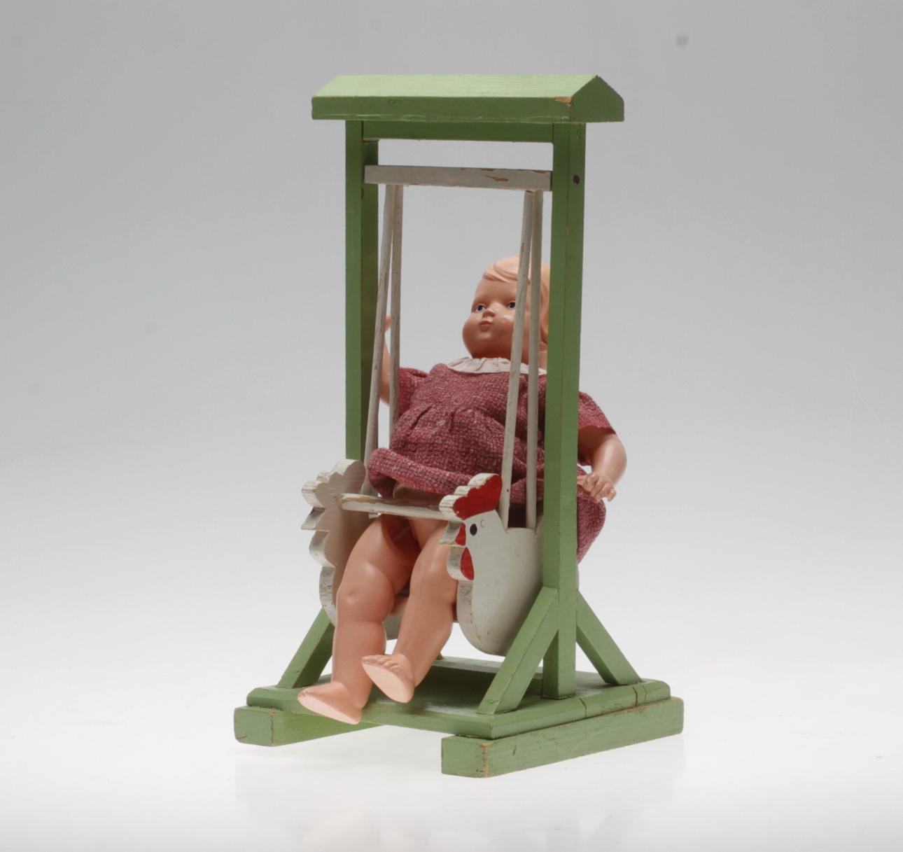 DOCKGUNGA, trä med DOCKA, plast, 1900-talets mitt.