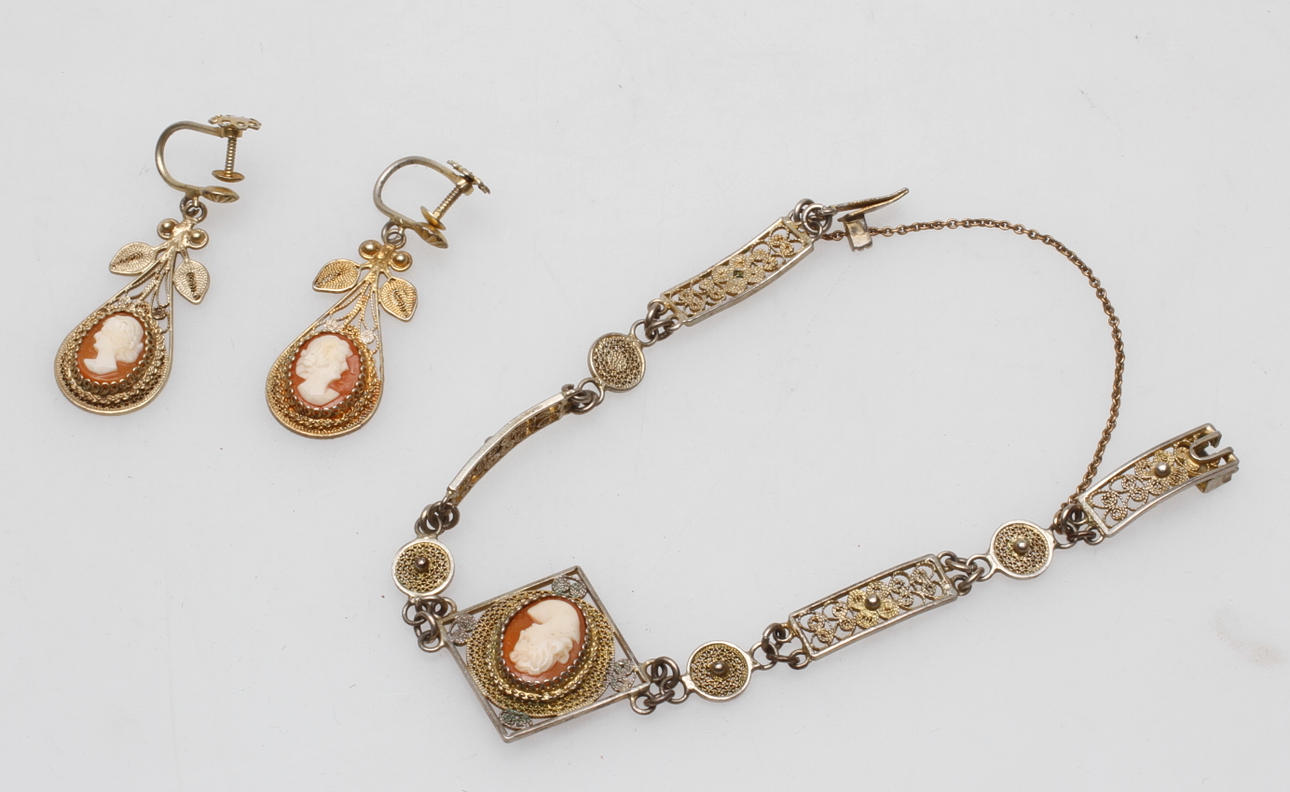 ARMBAND SAMT ÖRHÄNGEN, förgyllt silver med came, 1900 tal.