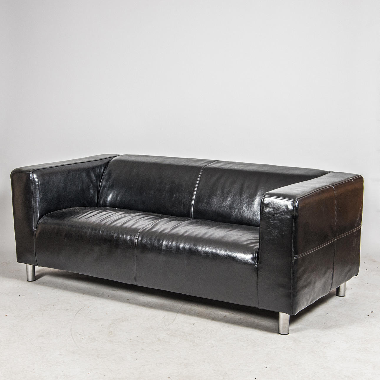 SOFA, "Klippan", schwarzes Kunstleder, IKEA.