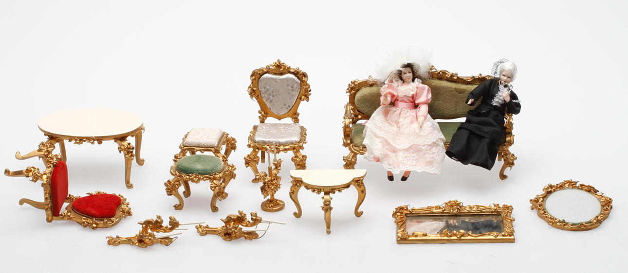 DOCKSKÅPSMÖBLER SAMT DOCKOR, 14 delar, Spielwaren Puppen möbel.