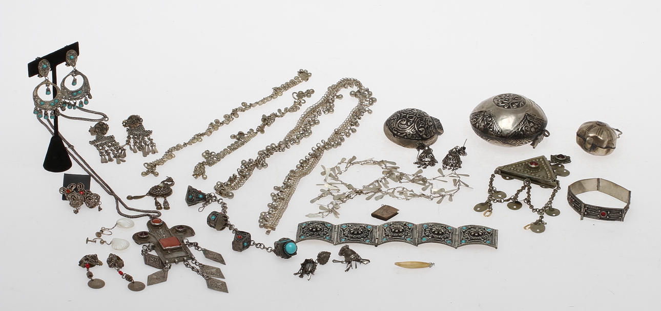 PARTI SMYCKEN MED MERA, mestadels Indien, bland annat silver, 1900-tal.