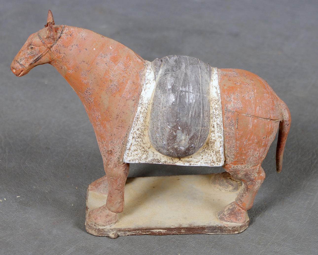 KERAMIMGFIGUR, häst, Kina, 1900-tal.
