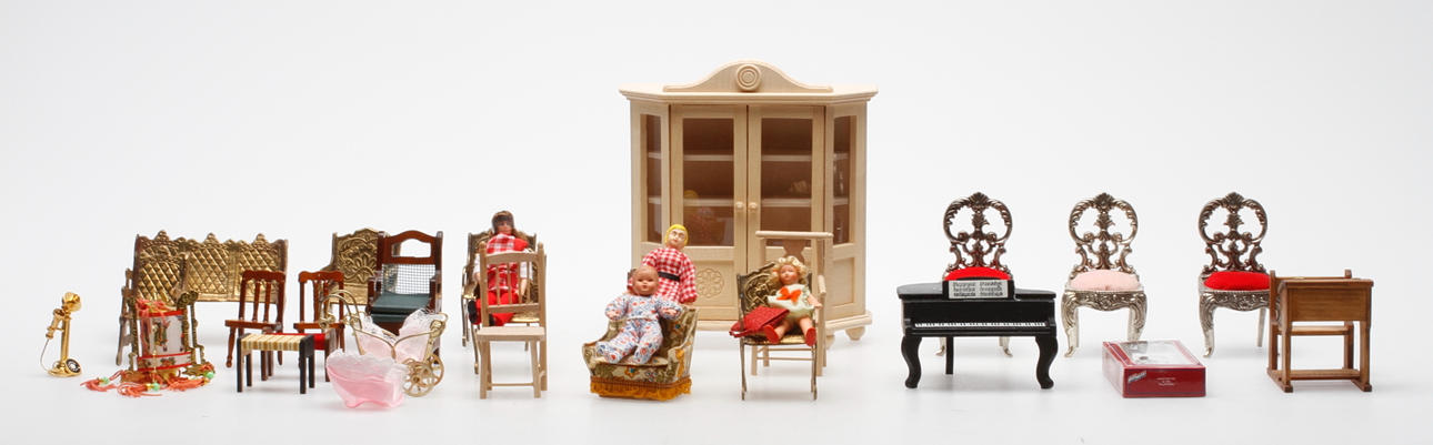 DOCKSKÅPSMÖBLER SAMT DOCKOR, ca 30 delar.