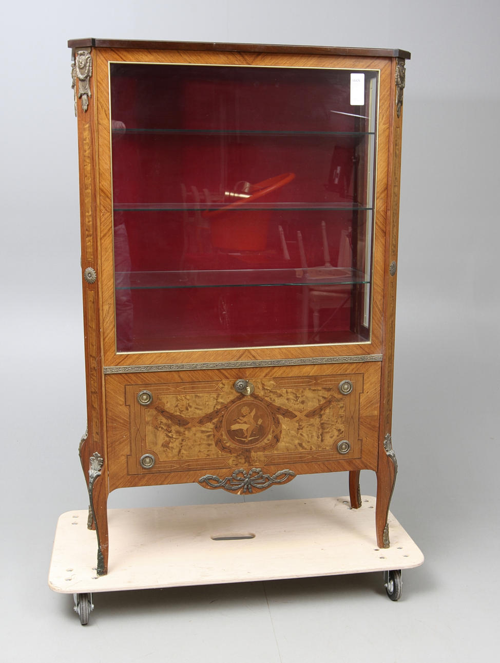 VITRINSKÅP, sk Haupt-stil, 1900-talets andra hälft.