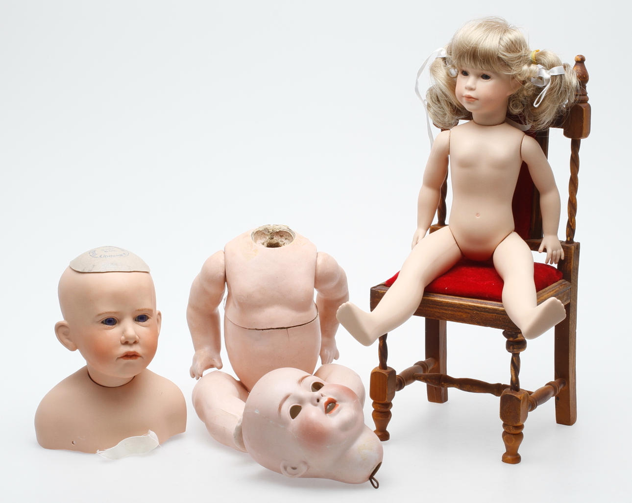 DOCKOR OCH TILLBEHÖR, bland annat porslin. Beck & Gottschalck samt Lindemanns med mera.