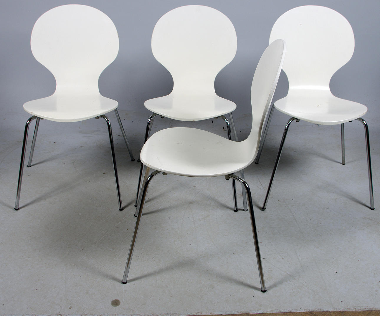 STOLAR, 4 stycken, vitlackerade med metallben.