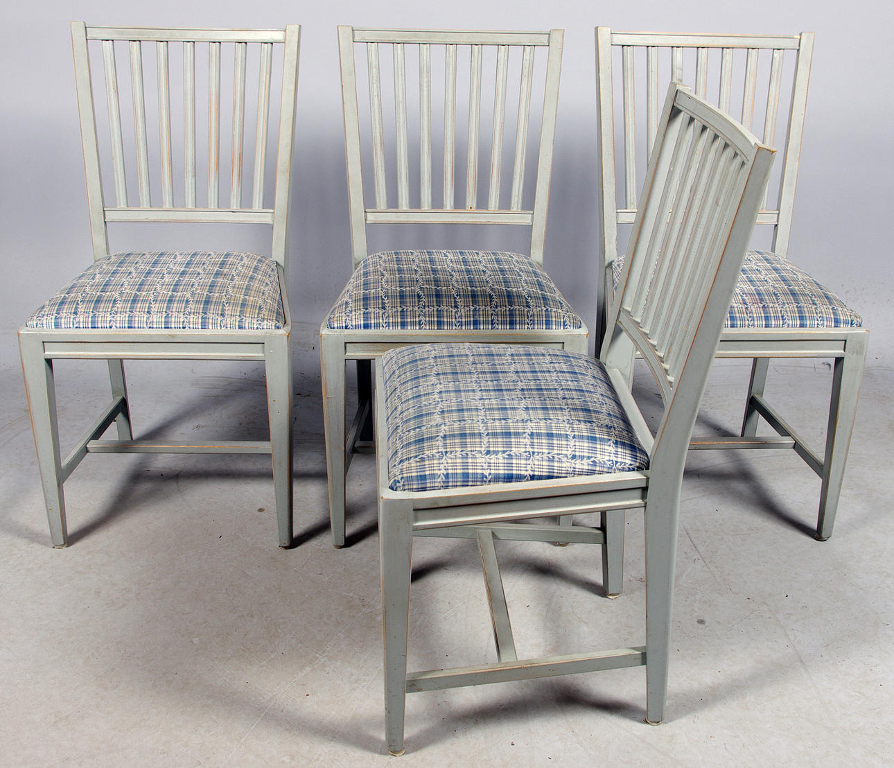 STOLAR, 4 stycken, gråmålade.