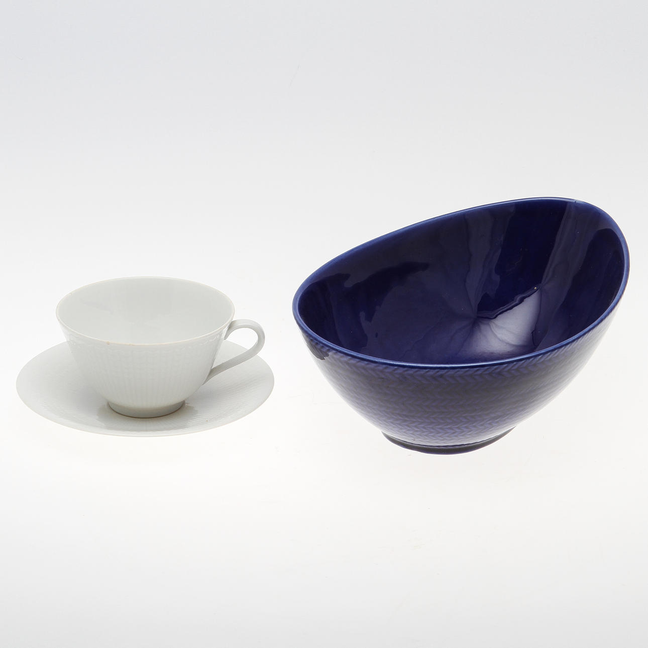 PORSLIN, 7 delar, "Blå eld" och "Swedish grace" Hertha Bengtsson, Louise Adelborg, Rörstrand.