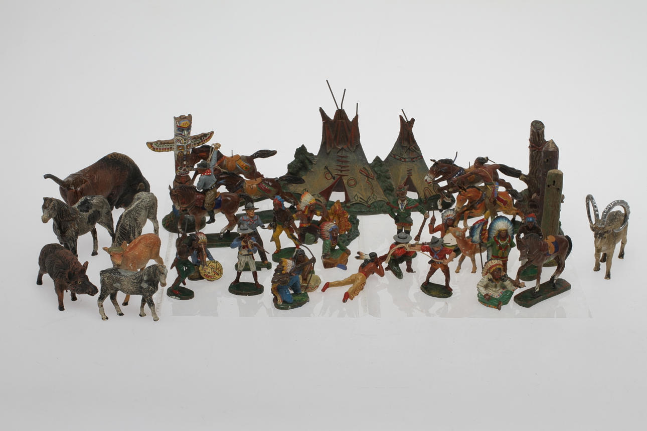 ELASTOLIN DJUR och WESTERNFIGURER, cirka 30 stycken.