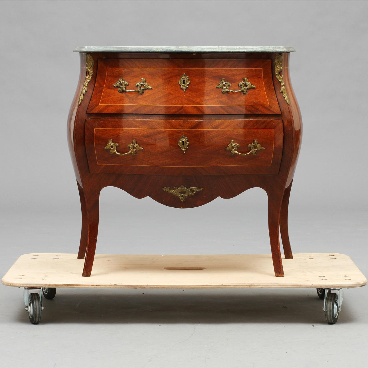 BYRÅ, rokokostil, 1900-tal.