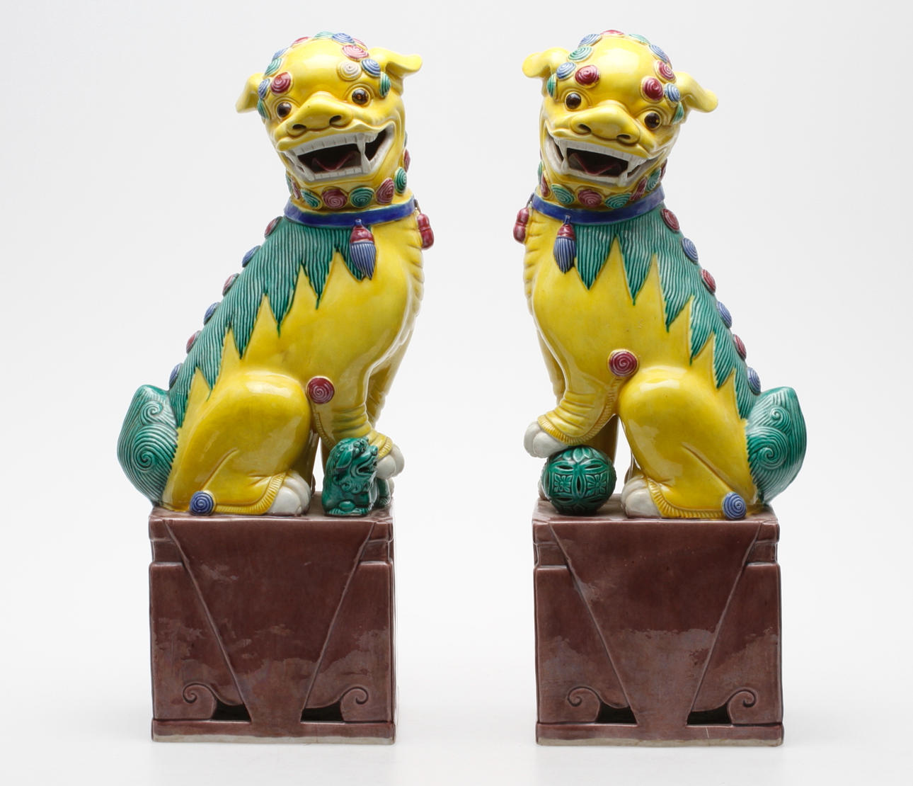 FOHUNDAR, keramik, Kina, ett par, höjd 46 cm, 1900 tal.