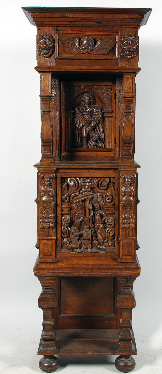 SKÅP, ek, rikligt skulpterat, delar från 1600-talet.