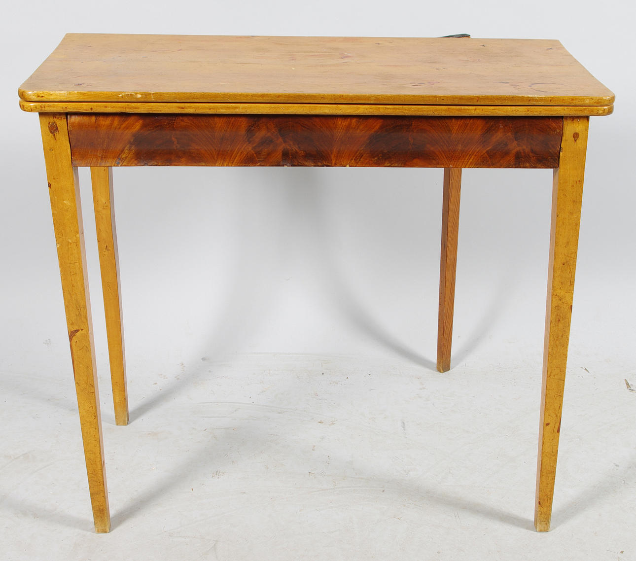 SPELBORD MED LÅDA, björk mahogny, 1800-tal.