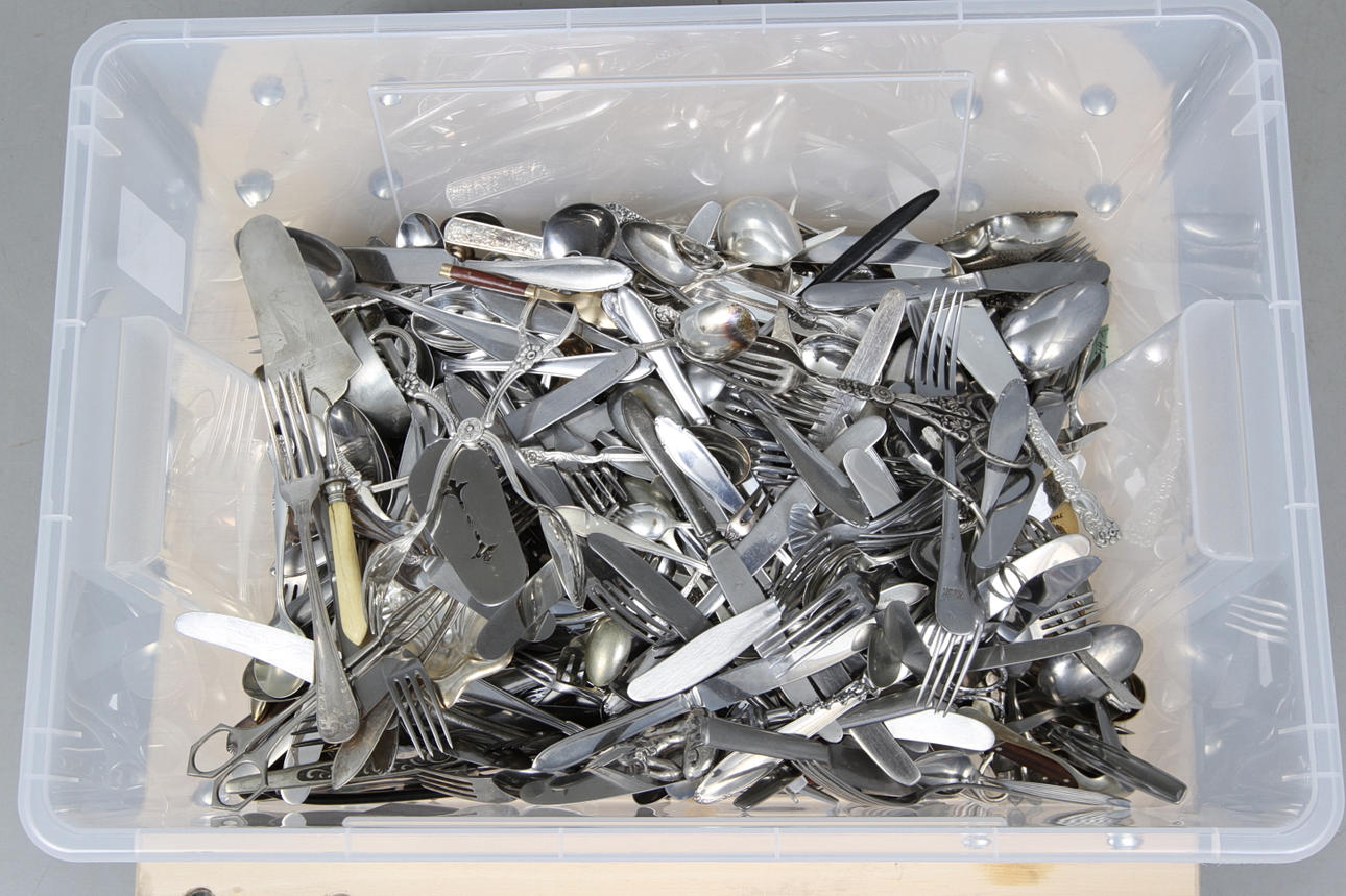 NYSILVERFÖREMÅL, bland annat bestickdelar.