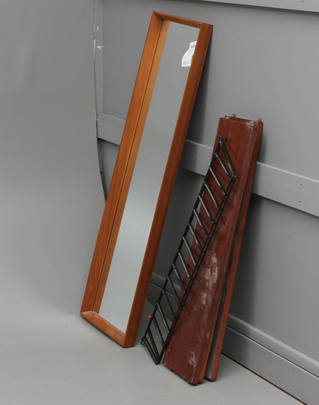 SPEGEL samt HYLLA String, 1900-tal.