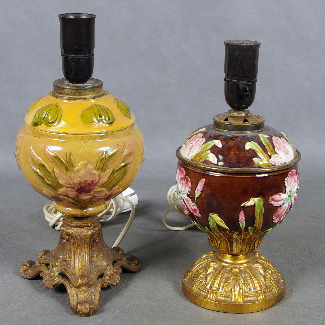 BORDSLAMPOR, majolika med metallfötter.