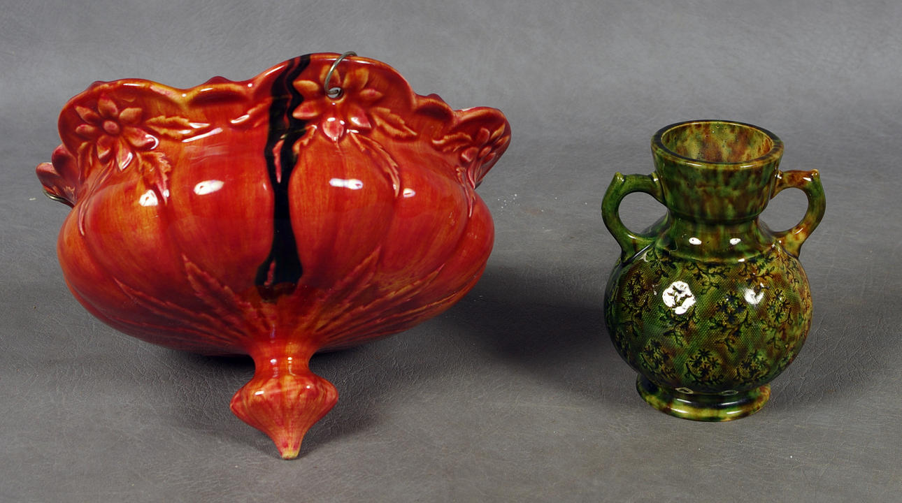 VAS SAMT AMPEL, majolika, sekelskiftet 1800/1900.