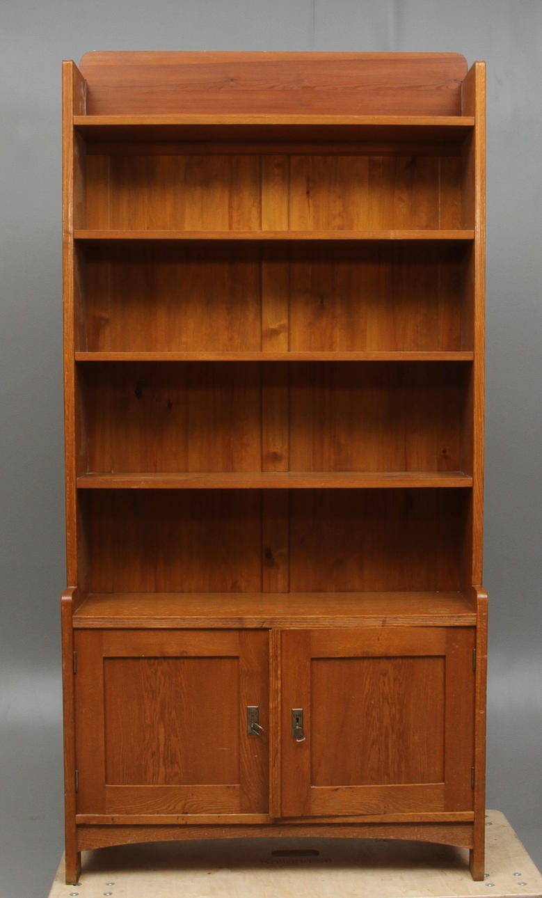BOKHYLLA med skåpsdel, ek, jugend, 1900-talets början.