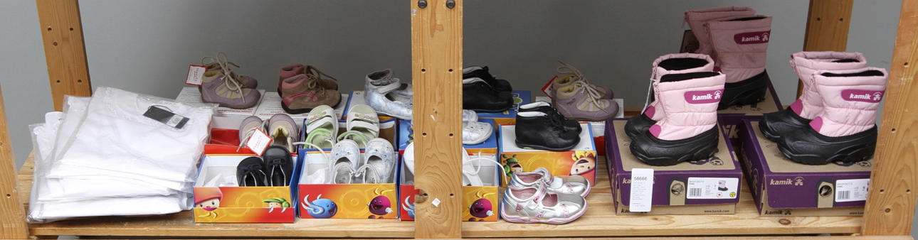 NYA SKOR, 16 par, Bopy, Superfit, Kamik mm. Flickmodell, storlek 18-26 samt 11 st luciaklänningar i blandade barnstorlekar.