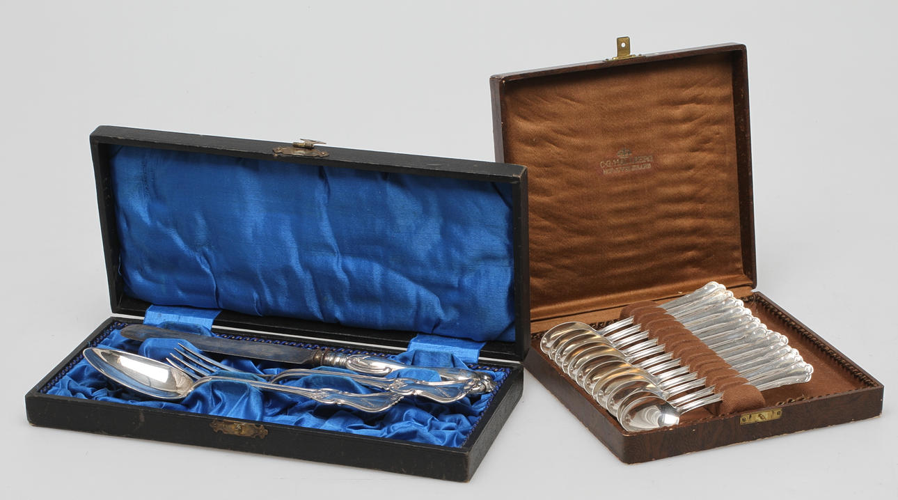 KAFFESKEDAR 12 st, och BESTICKSET, 3 delar, silver.