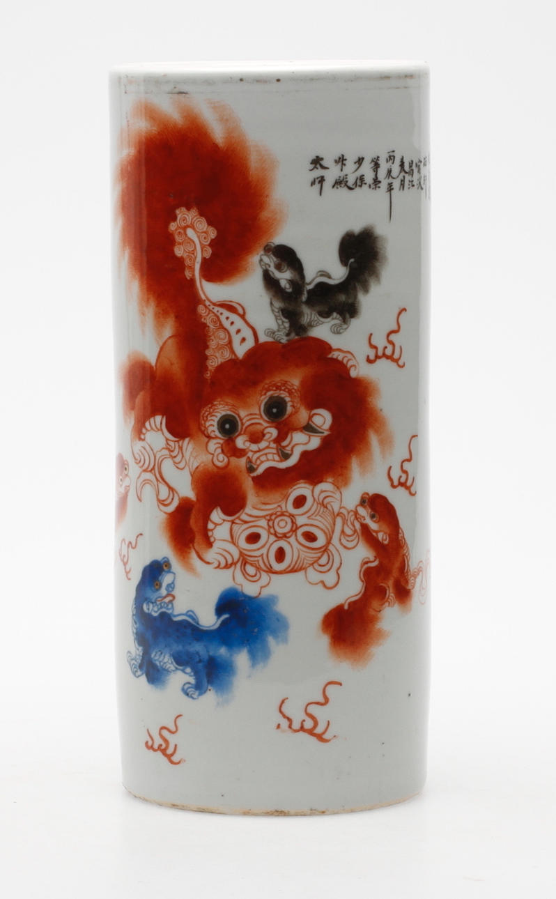 PENSELVAS, Kina, dekor med tempelhundar.