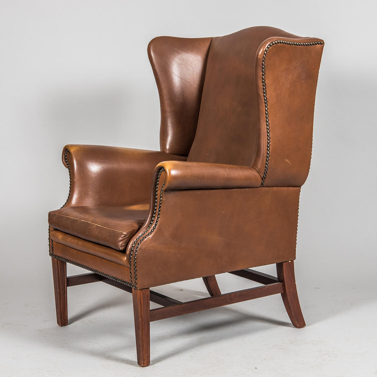 SILLÓN EAR LAPCH, cuero marrón, estilo inglés.