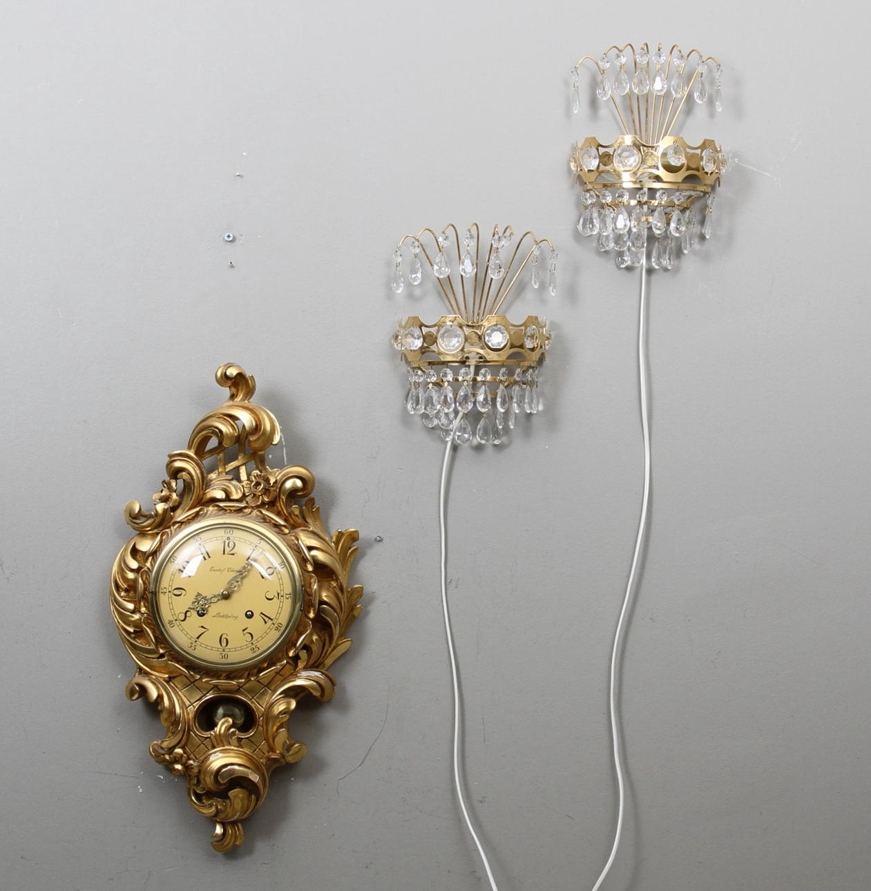 VÄGGPENDYL, rokokostil,samt vägglystrar.