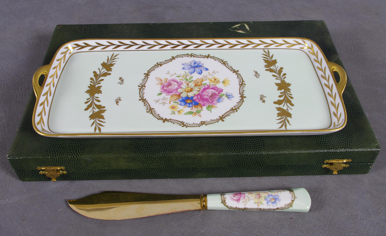 BRICKA SAMT TÅRTSPADE i etui, porslin.