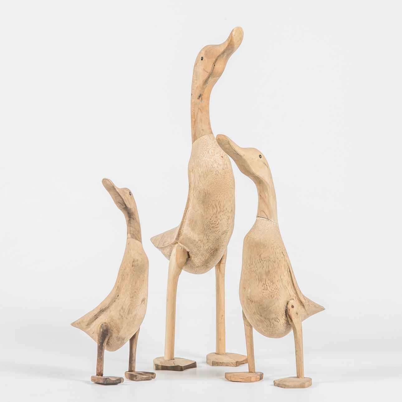 SKULPTURER, 3 stycken änder, träsnidade.