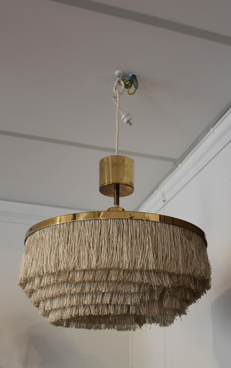 TAKLAMPA, fransar. 1960-tal. Märkt Hans Agne Jacobsson AB, Makaryd.