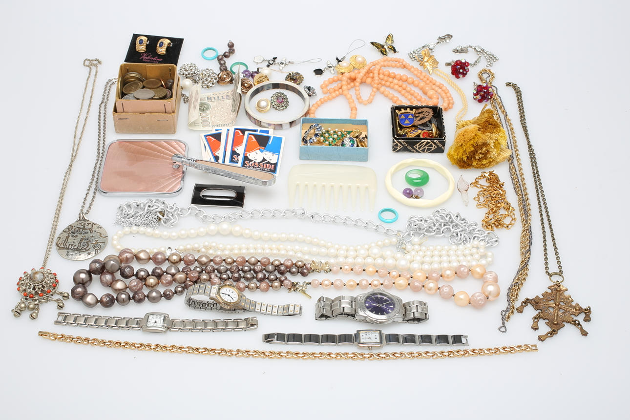 BIJOUTERIER, ARMBANDSUR, MÄRKEN m m.