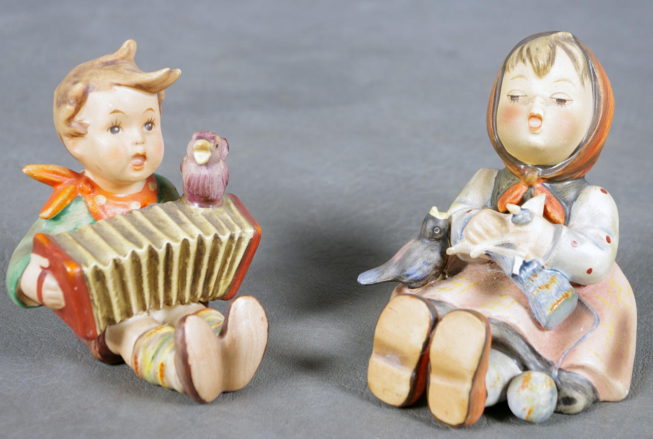 HUMMELFIGURER, 2 stycken, pojke samt flicka.