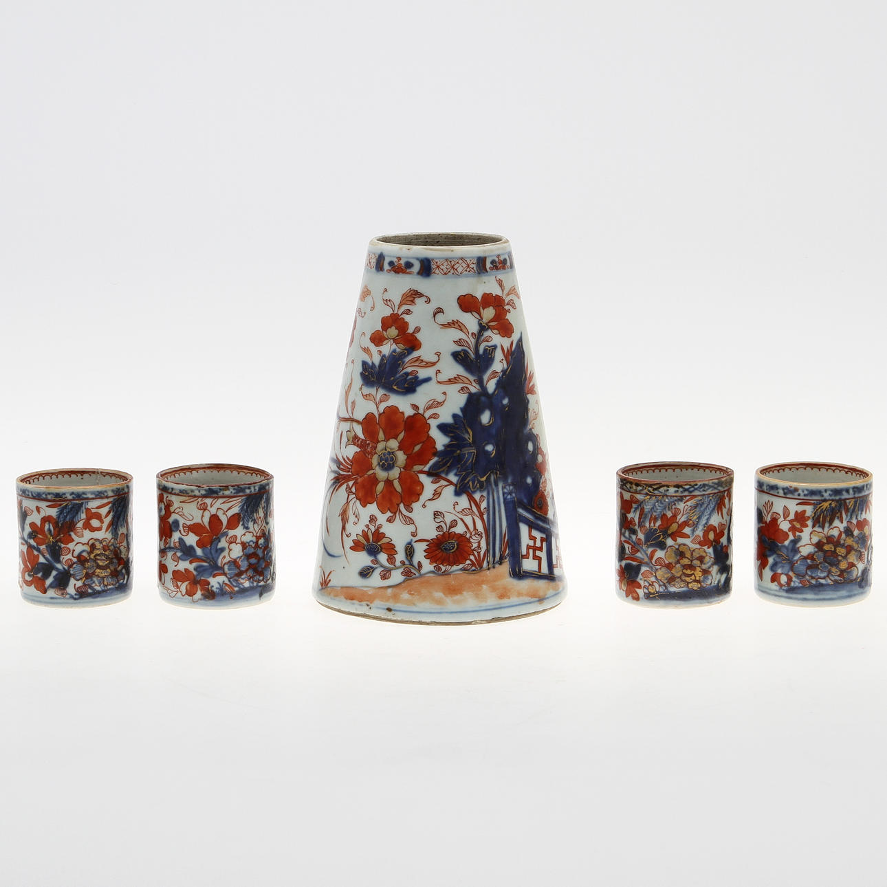 KANNA samt MUGGAR, porslin, Imari, Kina.