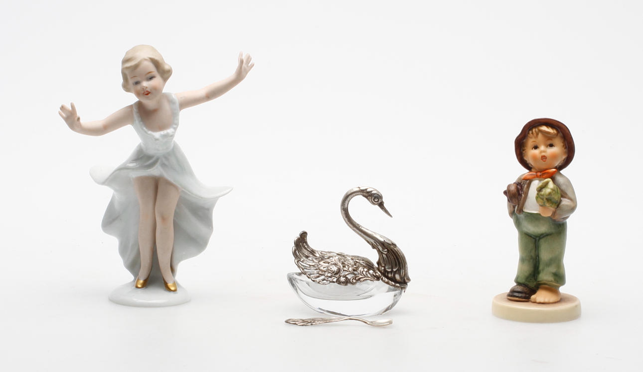 FIGURINER, 2 st, porslin samt SALTKAR och SKED, glas och silver.