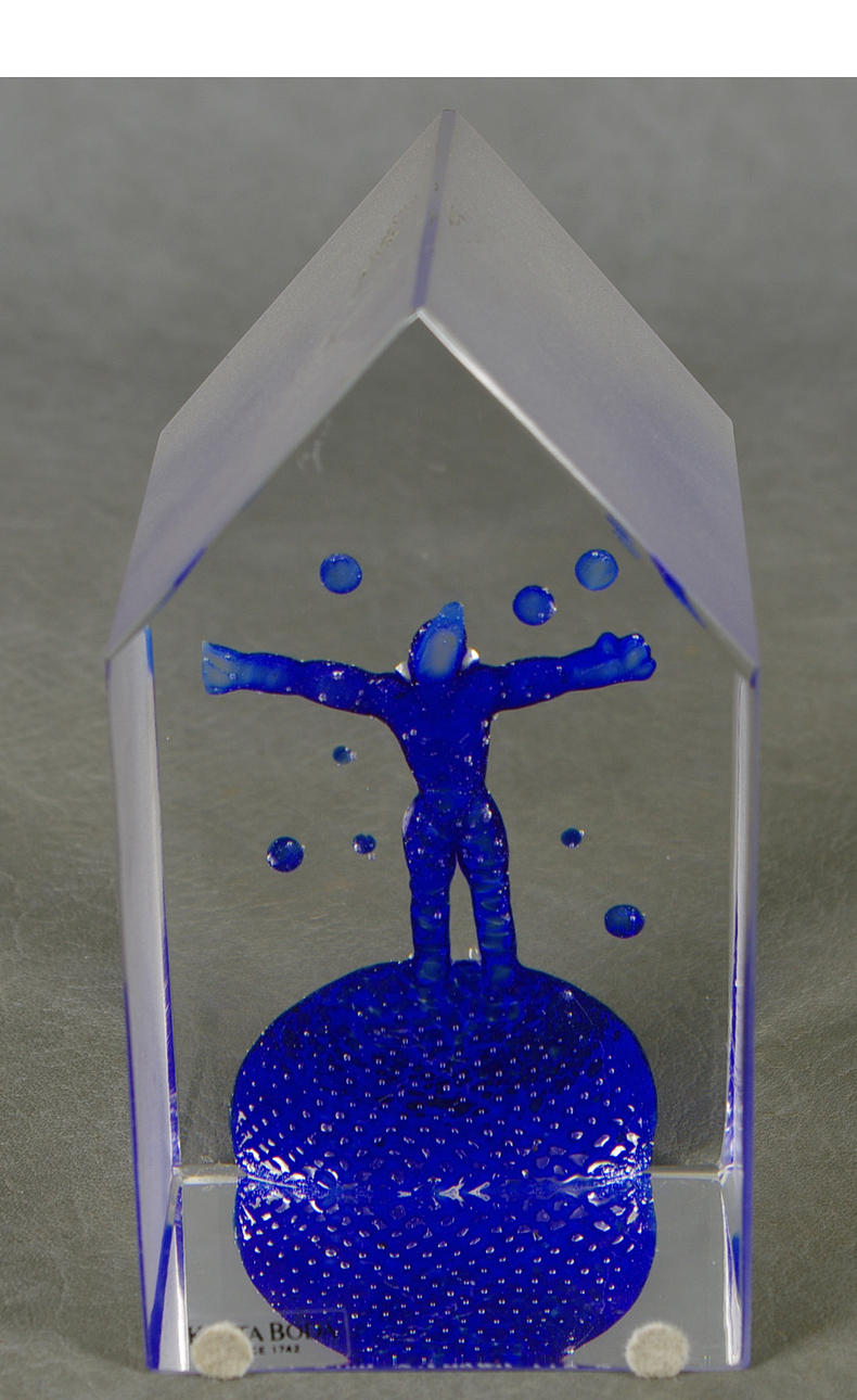 GLASSKULPTUR, hus med mansdekor, Bertil Vallien, Kosta Boda.