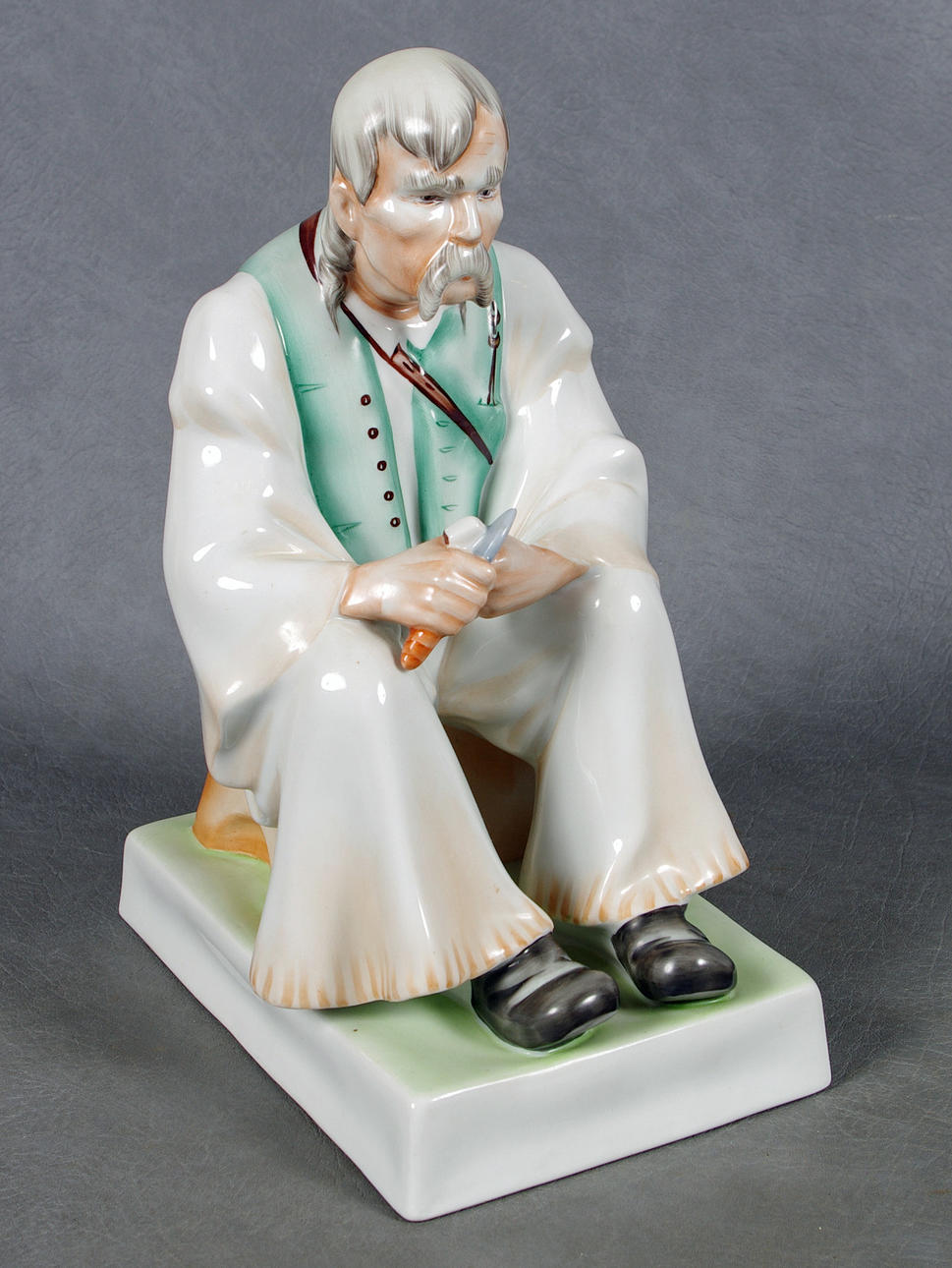 PORSLINSFIGUR, täljande man, Ungern.